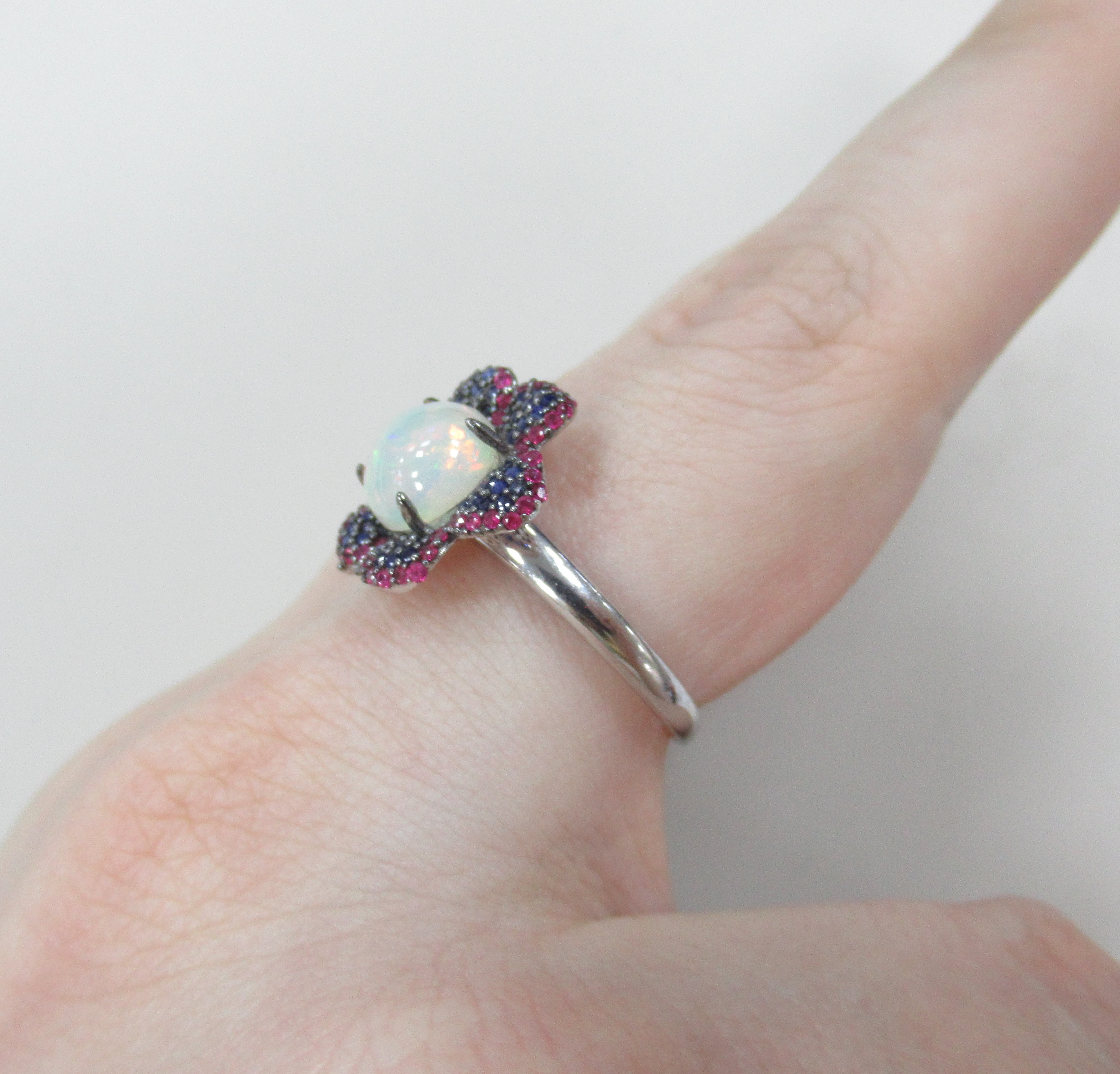 Серебряное кольцо с опалом и мультисапфирами "Цветок"